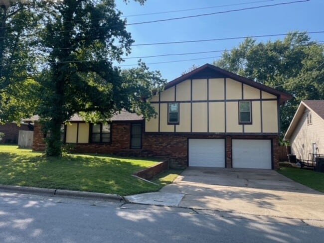 Primary Photo - 3839 N Stewart Ave