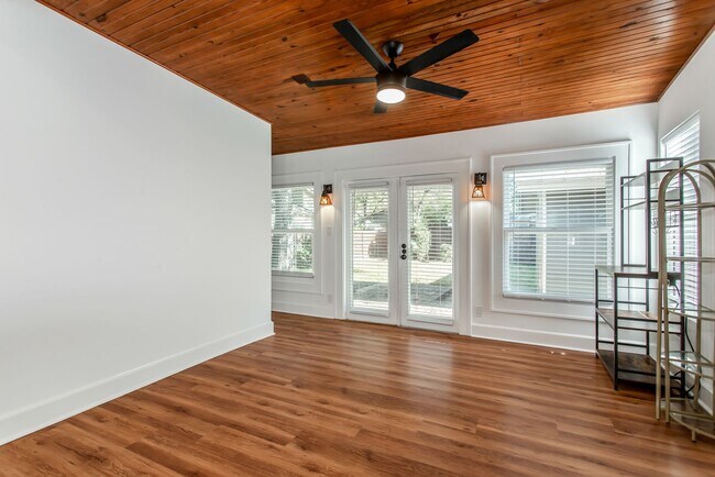 Building Photo - Beautiful Craftsman Style in Junius Heights!