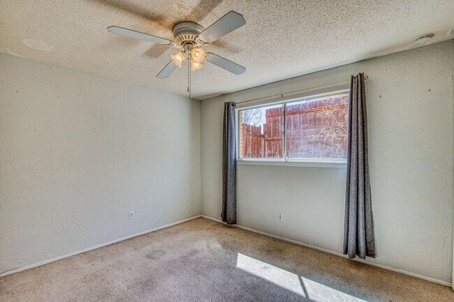 Building Photo - Come and check this 3 bed/2 baths house