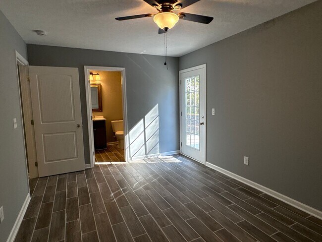 Building Photo - 411-411 W Waggoner St