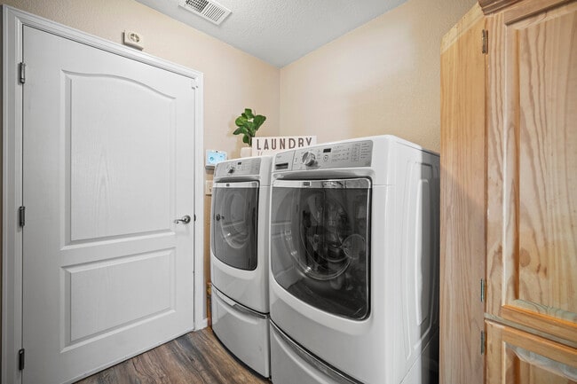 Building Photo - 7860 Lantern Ln