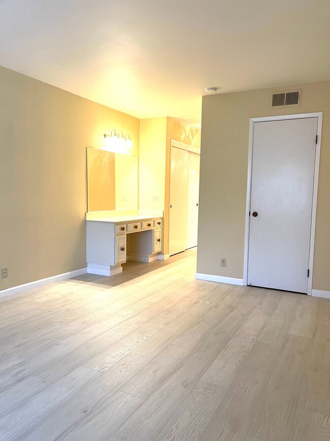 Building Photo - Spacious 2 Bedroom 2 Bathroom Unit in The ...