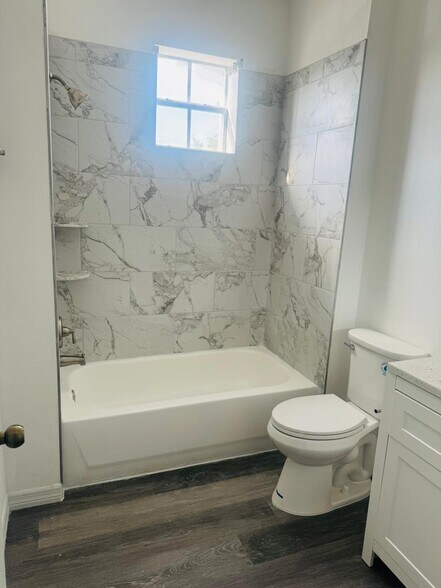 Building Photo - 10955 Savannah Wood Dr