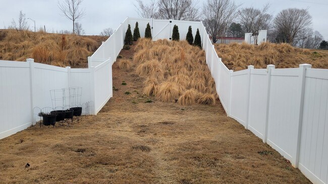 Building Photo - 3 Bed, 2.5 Bath Townhome Available in Greenville