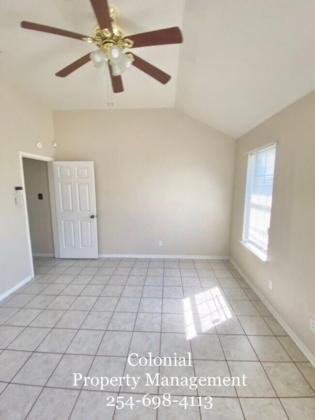 Building Photo - AVAILABLE NOW!