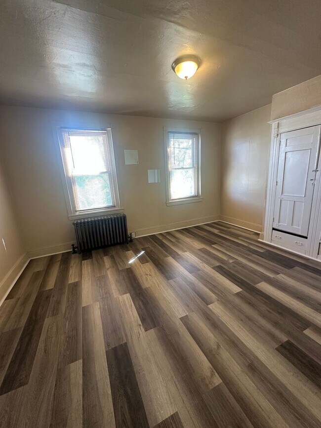 Building Photo - Large 3 bed, 2 full bath