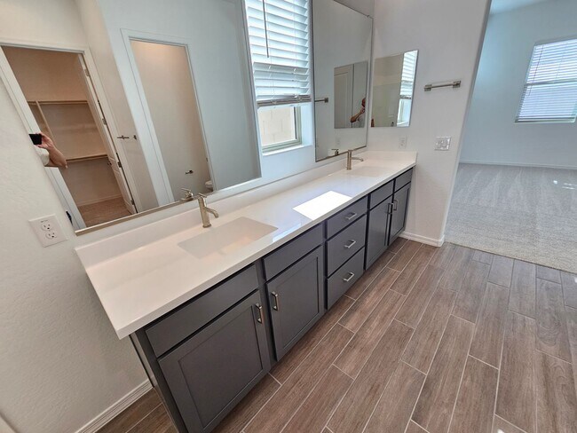 Building Photo - Wonderful new build with family fun amenities