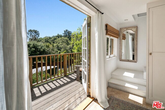 Building Photo - 913 Fernwood Pacific Dr