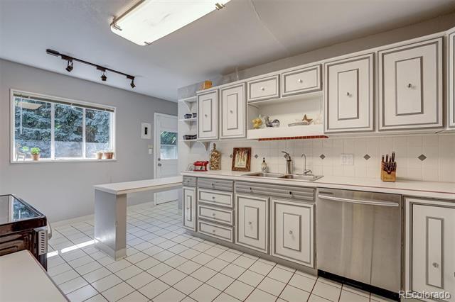 Building Photo - 3124 S Vine Ct