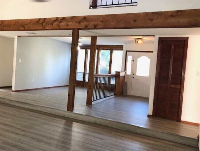 Building Photo - MOVE IN NOW! 4x3 Screened in pool home!!! ...
