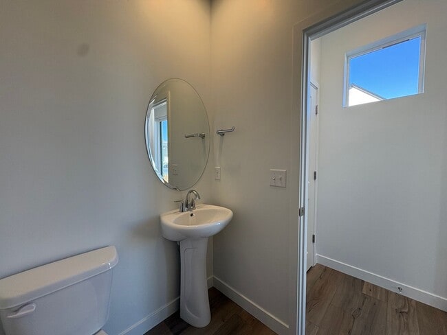 Building Photo - Gorgeous End-Unit Townhome in beautiful Salem!