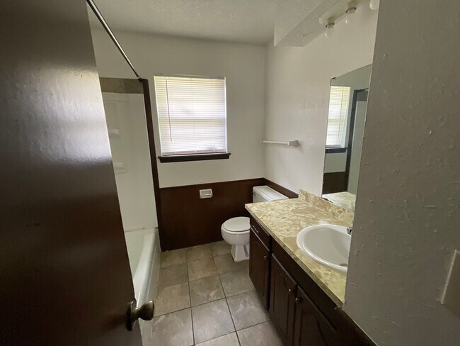 Building Photo - 3 bed, 1 1/2 bath, 2 car garage