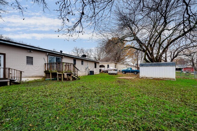 Building Photo - 223 E Kingsbridge Dr
