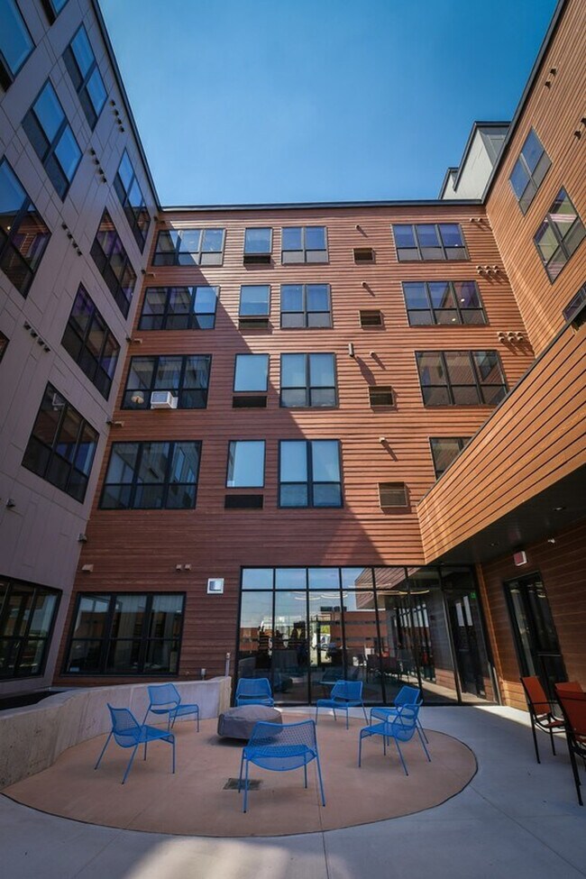 Building Photo - 1400 E Walnut St