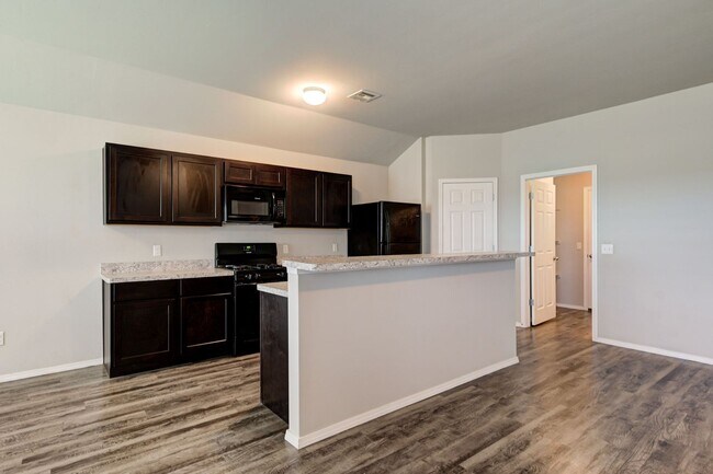 Building Photo - Beautiful 4BD/2BTH with a 2 car garage in ...