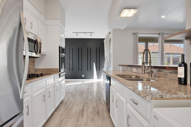 Building Photo - Charming 2 Bedroom Condominum