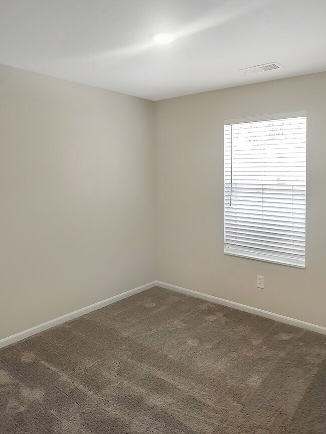 Building Photo - 3 Bed/2 Bath Home with Garage / Pet-Friendly / Coming Soon!