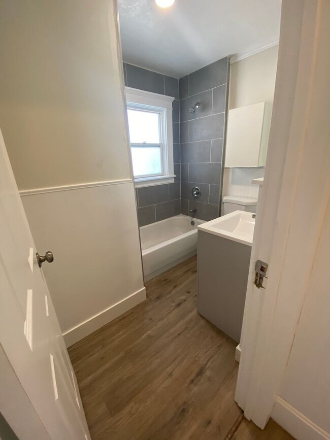 Building Photo - Amazingly Located Home