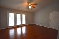 Building Photo - 2 bedroom 2 bath unit ready for you to mov...