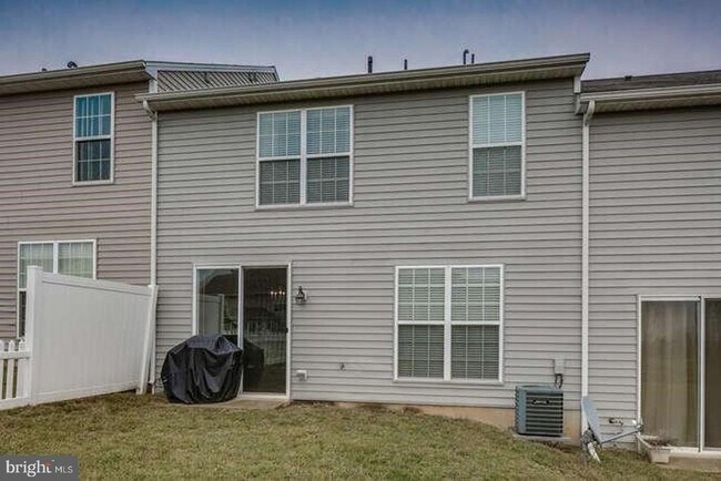 Building Photo - 861 Fawn Ln