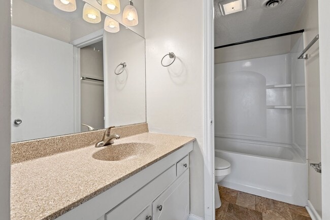 Building Photo - Bolinwood condo available mid-June!! 3 beds, 2 baths in GREAT location in Chapel Hill!