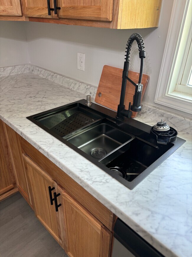 Building Photo - 211 Gertrude St