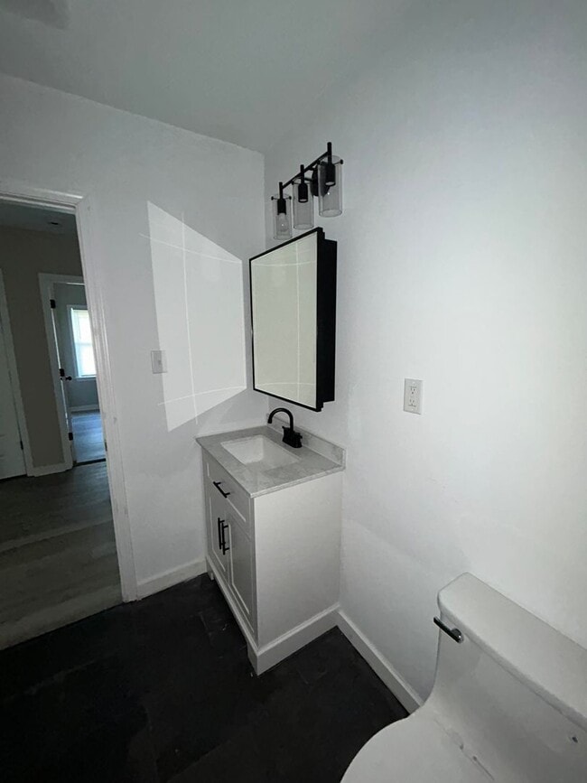 Building Photo - Ready to move in