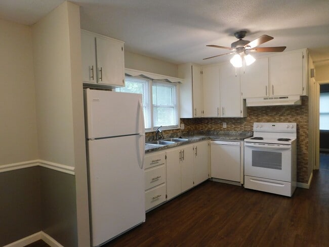 Building Photo - El Dorado House Available