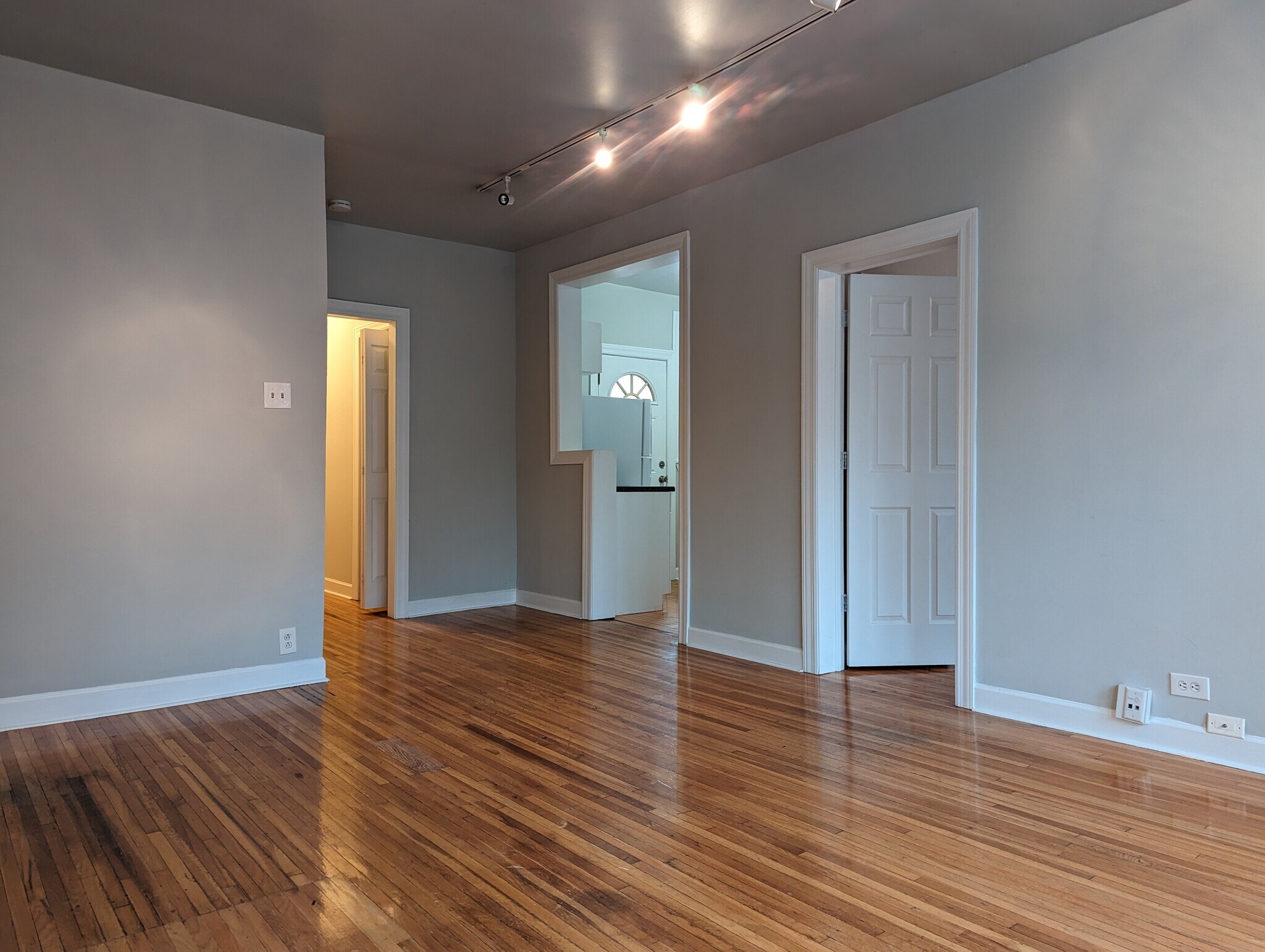 Building Photo - 3731 N Pine Grove Ave