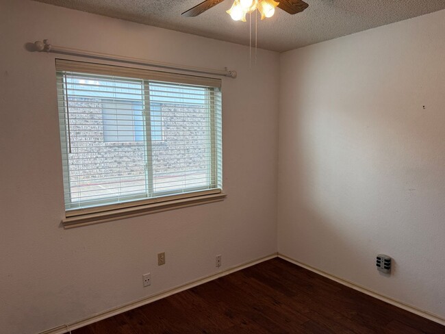 Building Photo - Gorgeous duplex in Euless