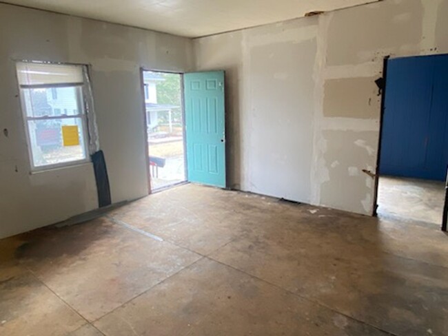 Building Photo - Now Available!! Fixer Upper! - $390 Month ...