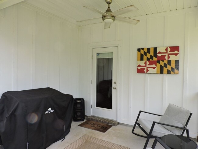 Building Photo - Easy access to shopping, interstate & Navy...