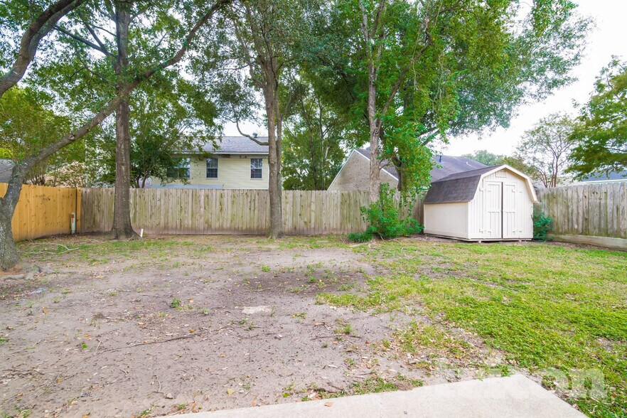 Building Photo - 18139 Lake Bend Dr