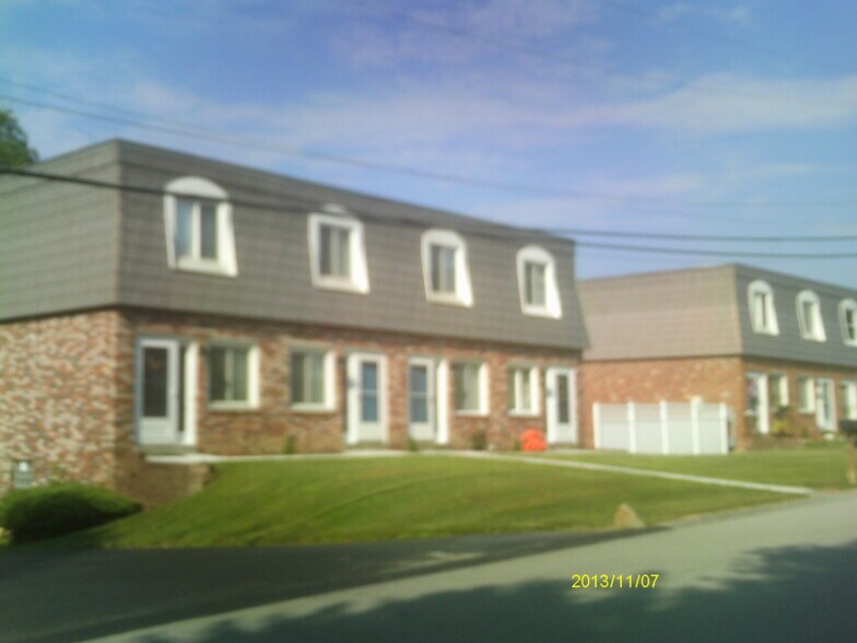 Building Photo - 122 Hurst Dr