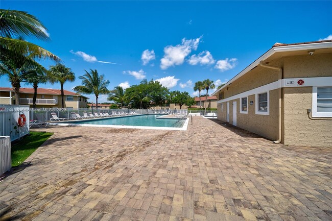 Building Photo - 9962 Twin Lakes Dr