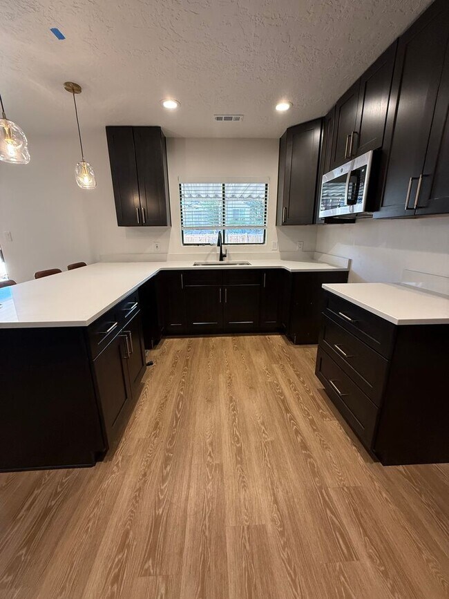 Building Photo - Remodeled Three Bedroom Home in Desirable Bloomington