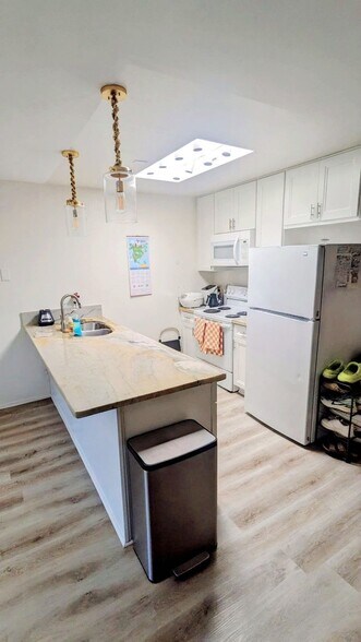 Building Photo - 8026 Linda Vista Rd