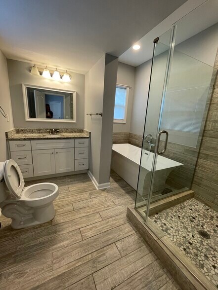 Huge soaking tub. - 916 Coleman St SW