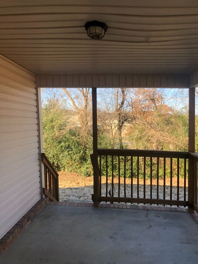 Building Photo - NICE 3 BEDROOM , TWO BATH HOUSE