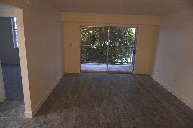 Building Photo - 1250 NE 125th St