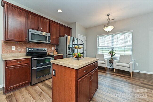 Building Photo - 709 Yvonne Dr SW
