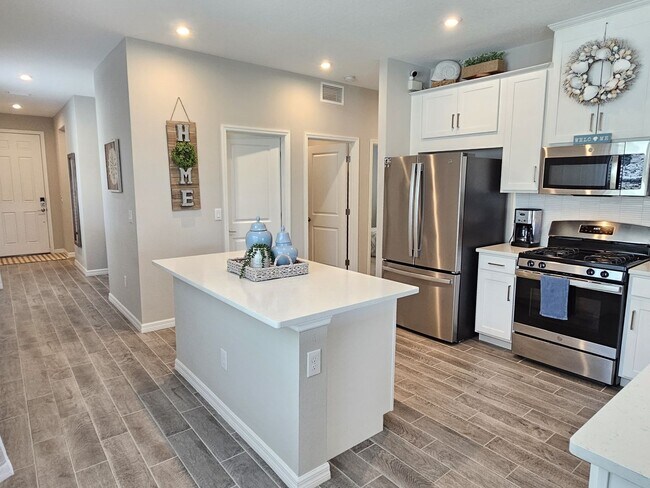 Building Photo - Annual Furnished or Seasonal Short-Term 4 Bedroom 2.5 Bathroom Home in Palmero!