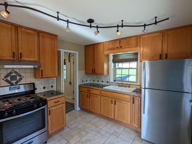 Building Photo - COMING SOON! Stunning 3 Bedroom Single Fam...