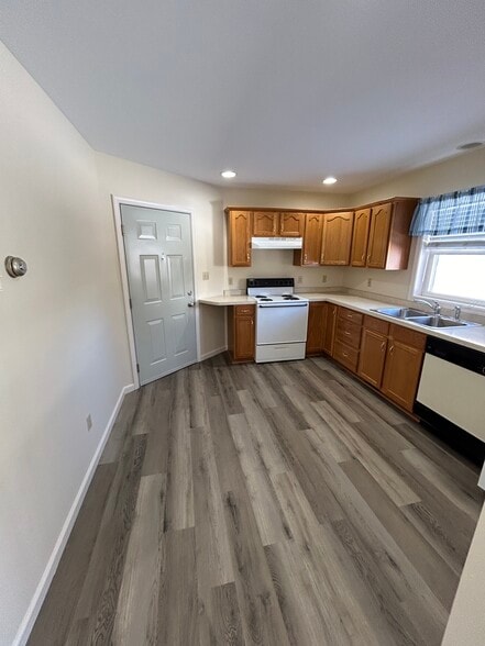 Kitchen - Maple Tree Apartments