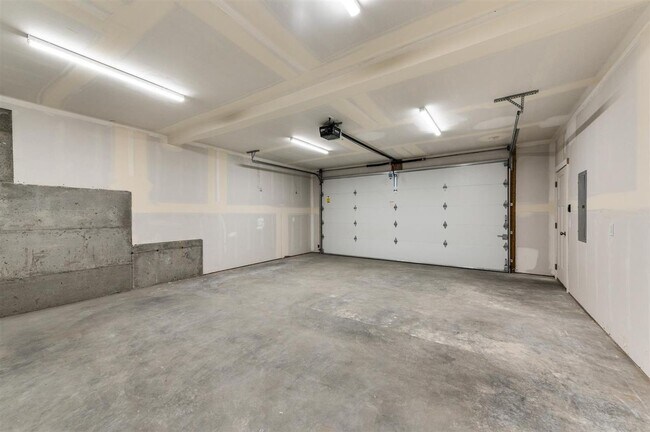 Building Photo - Brand New 2 Bed, 2 Bath Townhouse w/ a View!