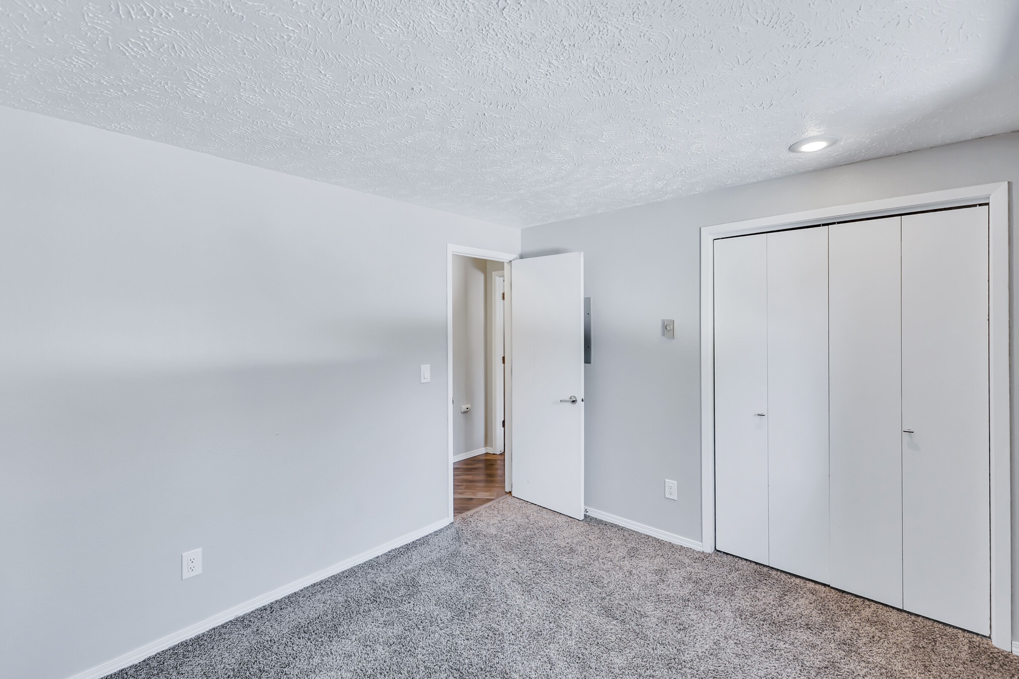 Building Photo - 162 S Coeur Dalene St