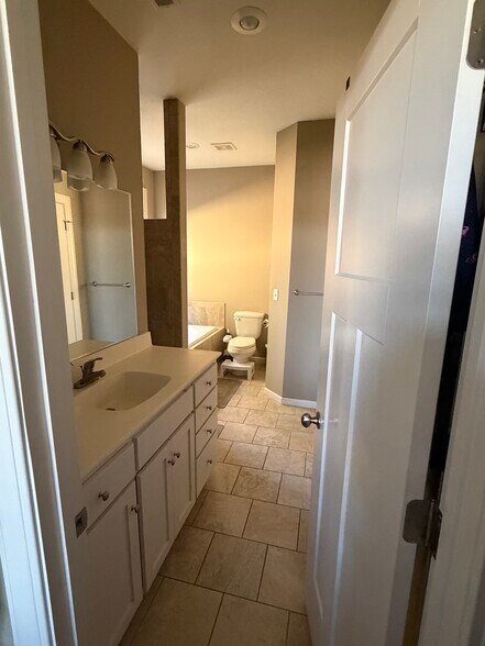 #1 Bath - 630 W Clark St