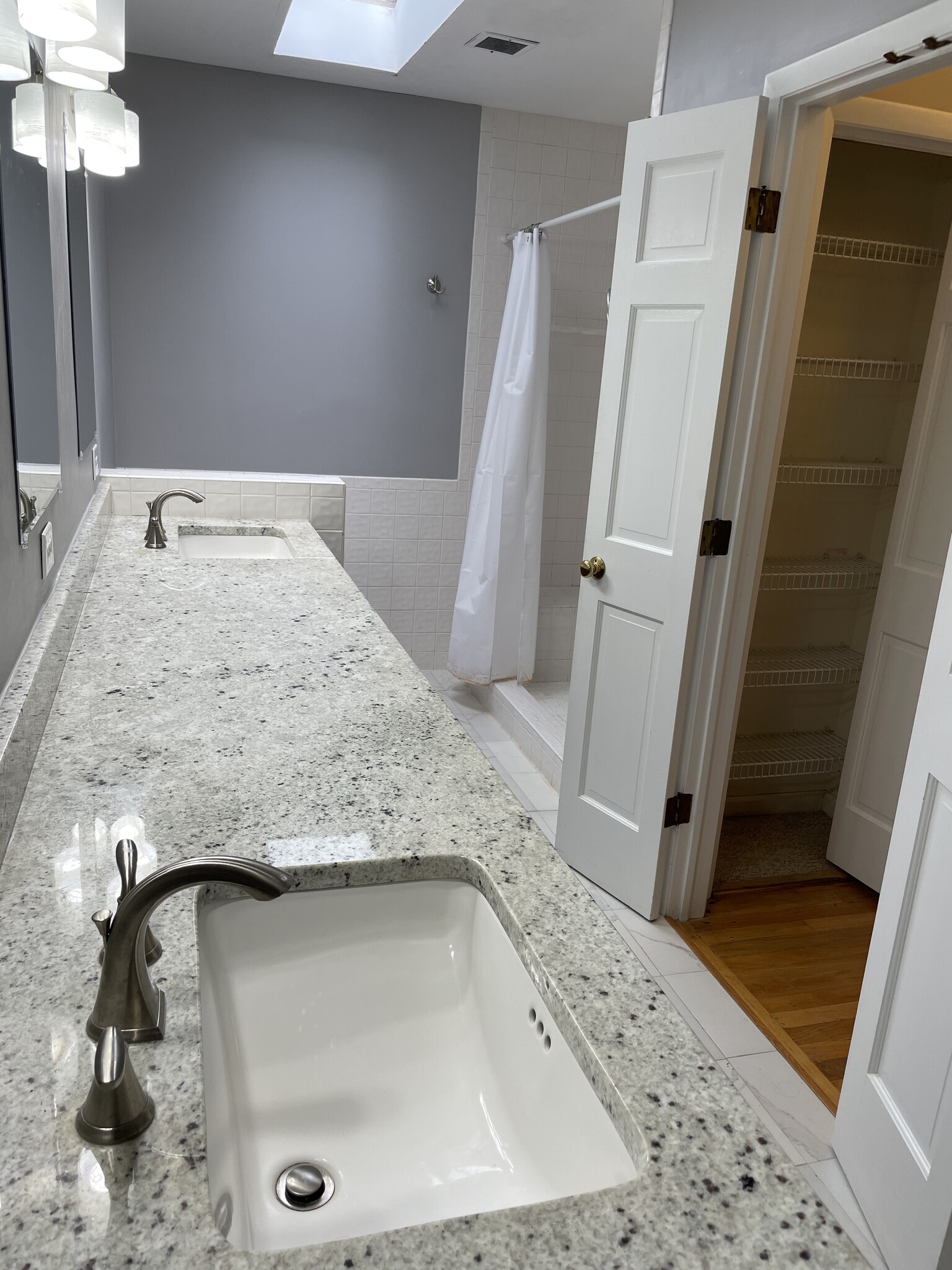 Master bathroom w/shower - 8205 Ainsworth Dr