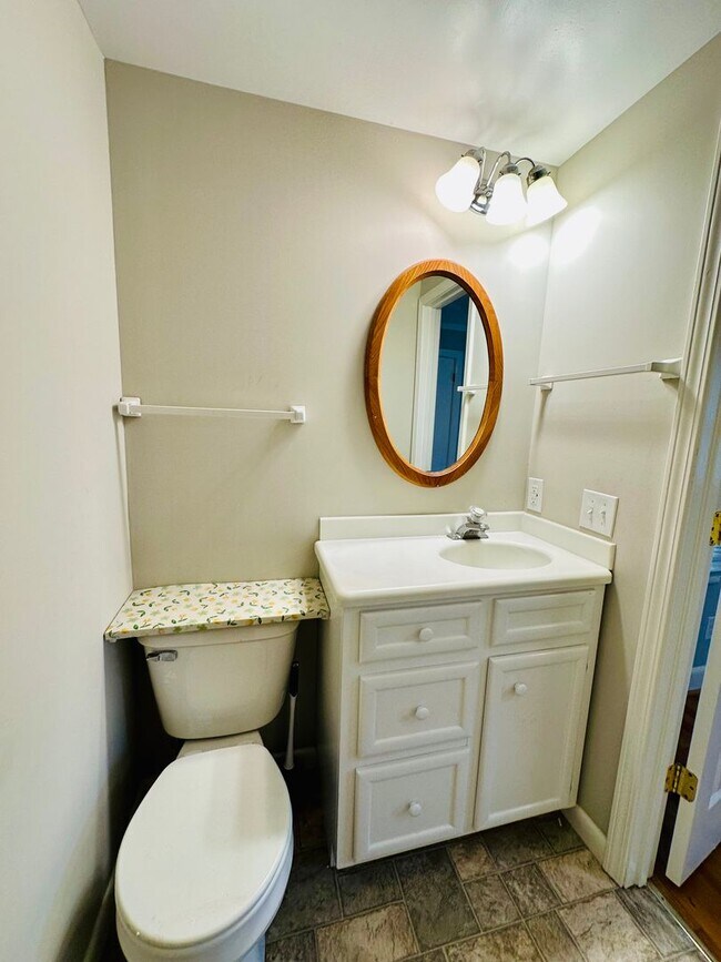 Building Photo - HINTON AVENUE - 4 Bedroom - Perfect for UN...