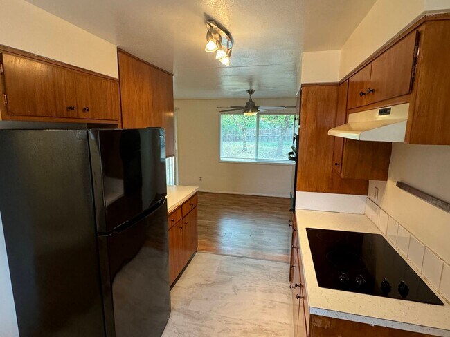Building Photo - 3+ Bedroom House in Friendly Area